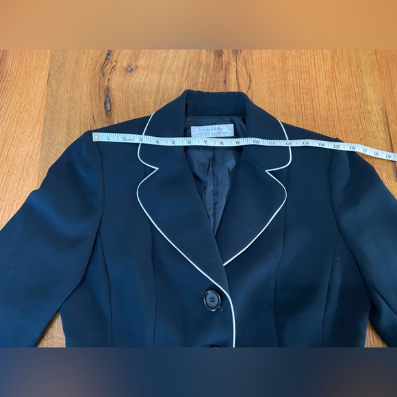 Tahari Arthur S. Levine Black Blazer with Ivory Piping, Front Pockets, Size 6 - Picture 7 of 10